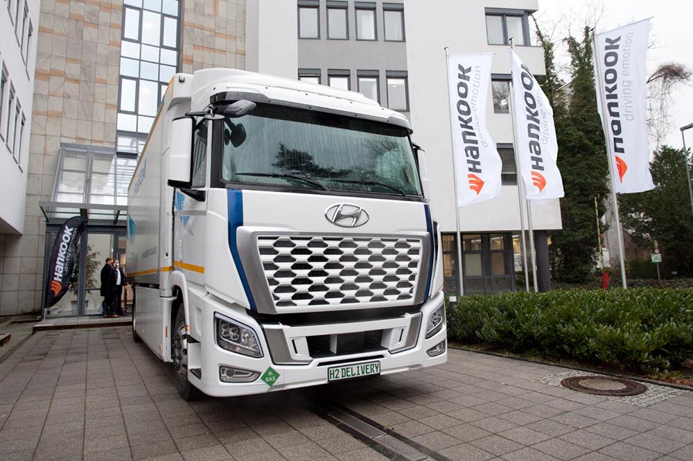 HankookTirelaunchesroadshowwithhydrogenpoweredHyundaiXCIENTFuelCelltruck2